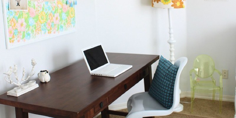 Warm Up the Home Office With a Nice Wooden Desk